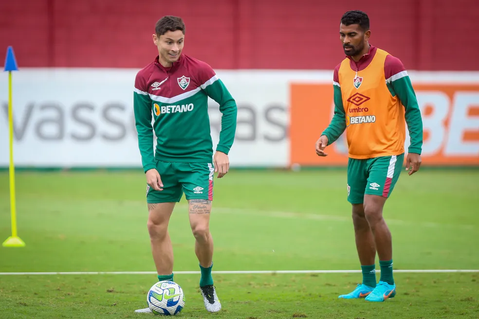 Ap S Les O No Joelho Jogador Do Fluminense Volta A Treinar Normalmente