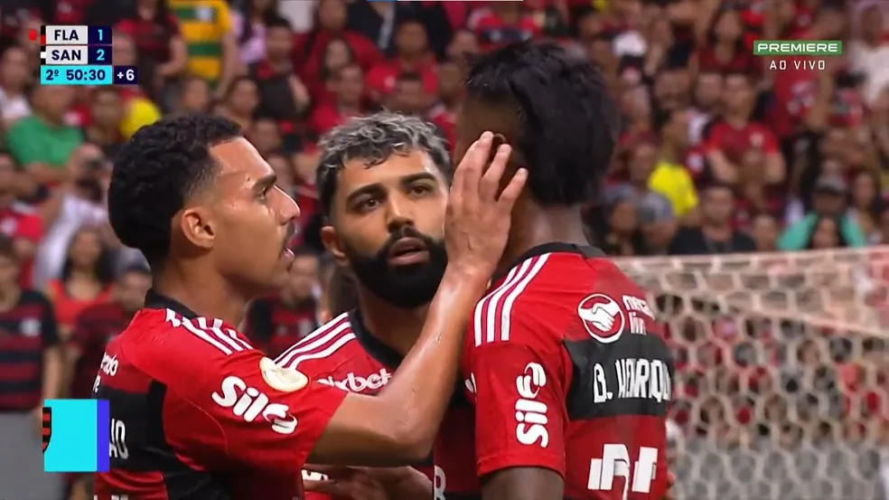 Bruno Henrique Atingido Por Copo D Gua Arremessado Por Torcedor Do