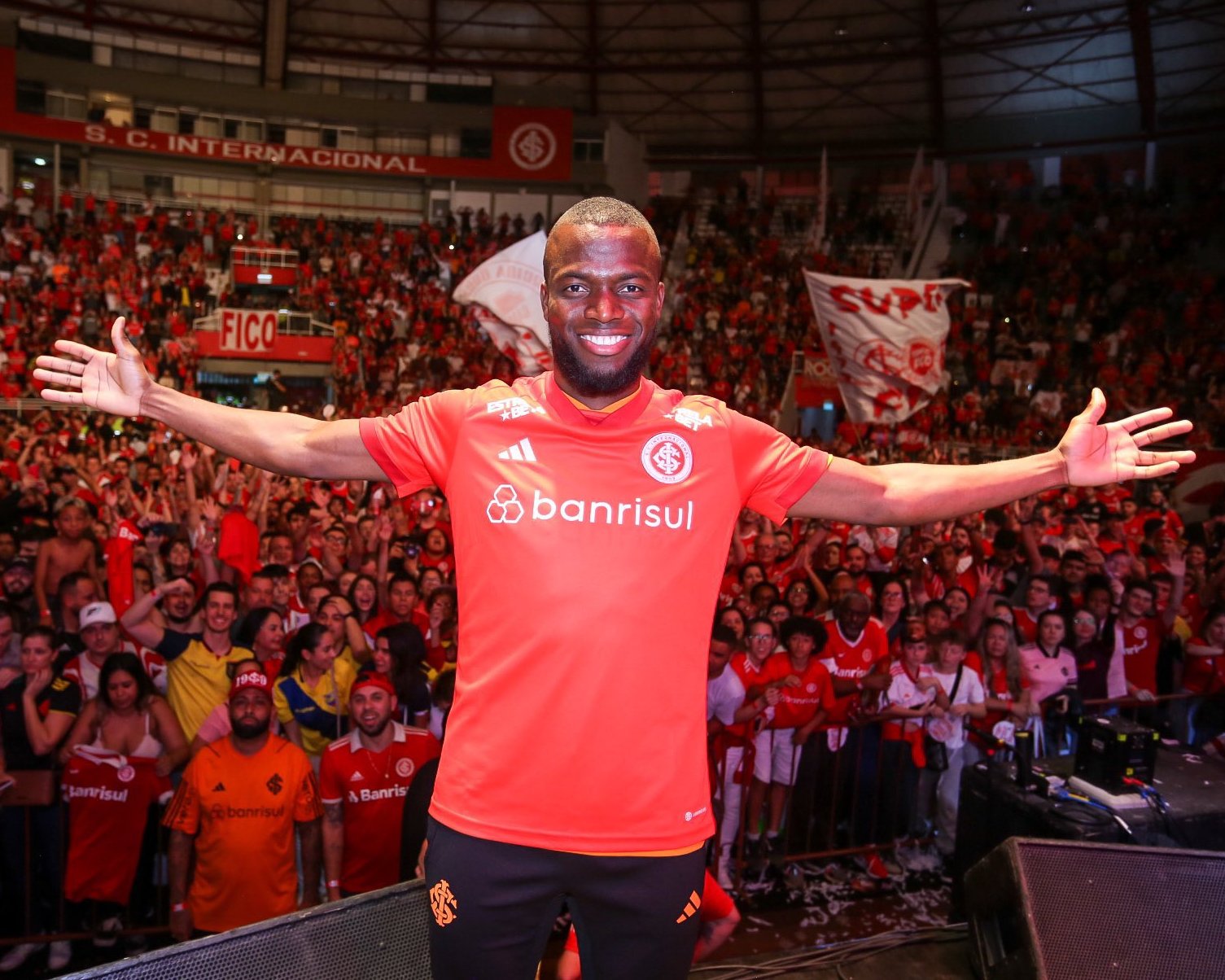 Ator comete gafe monumental durante apresentação de Enner Valencia confira