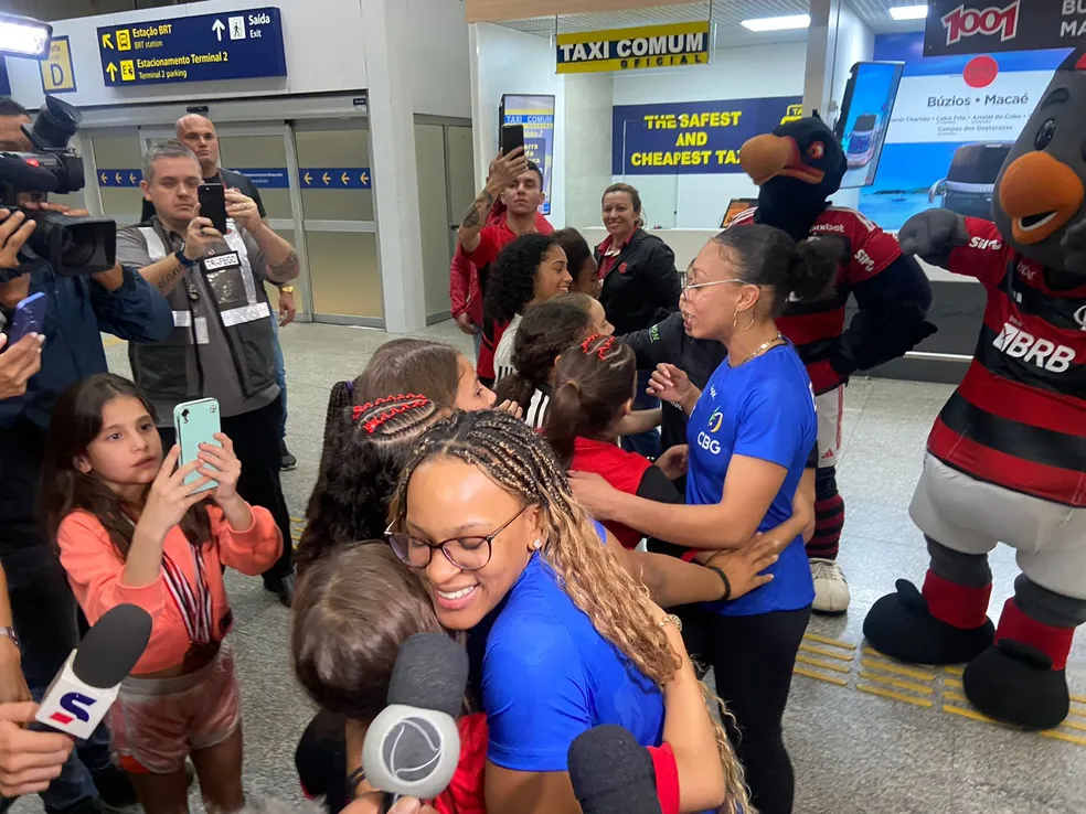 Medalhista Rebeca Andrade é recebida por torcedores do Flamengo em