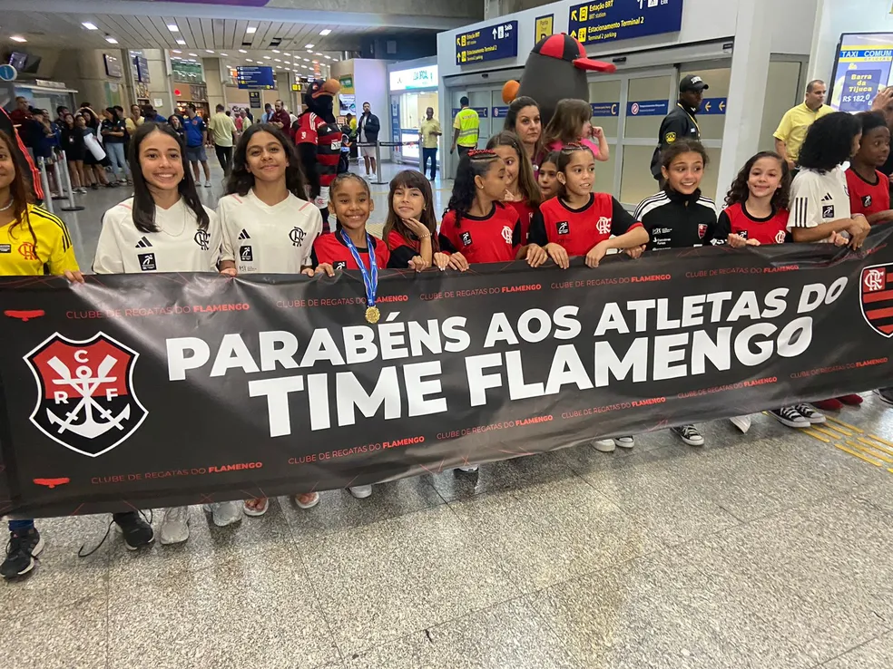 Medalhista Rebeca Andrade Recebida Por Torcedores Do Flamengo Em