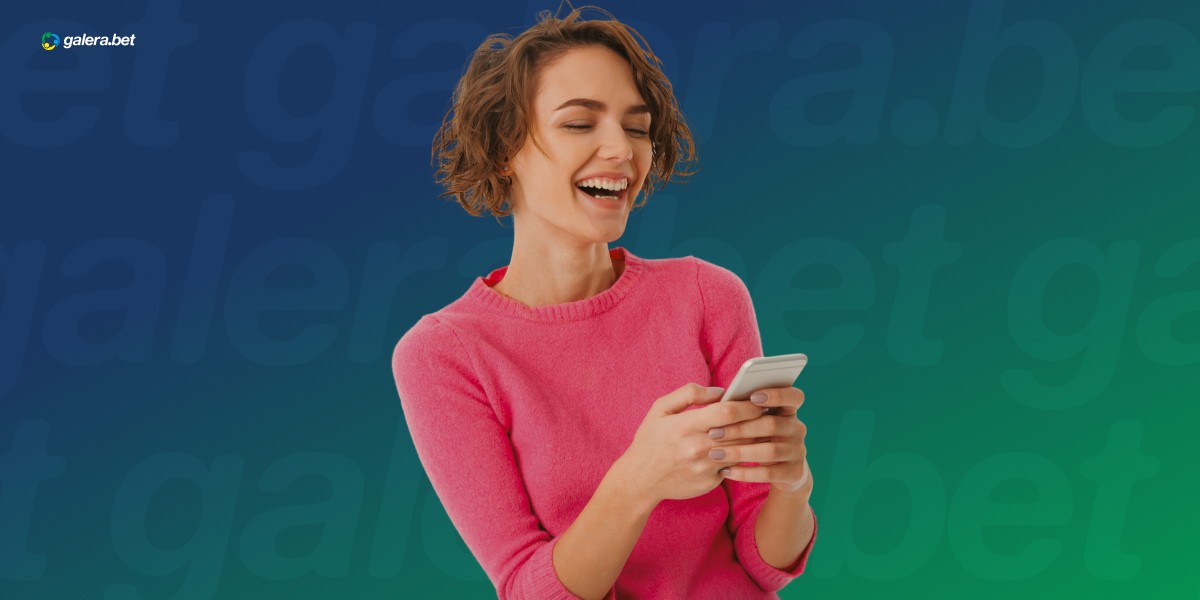 imagem mostra mulher sorrindo ao utilizar um smartphone