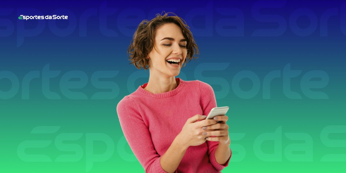 imagem mostra mulher sorrindo ao utilizar um smartphone