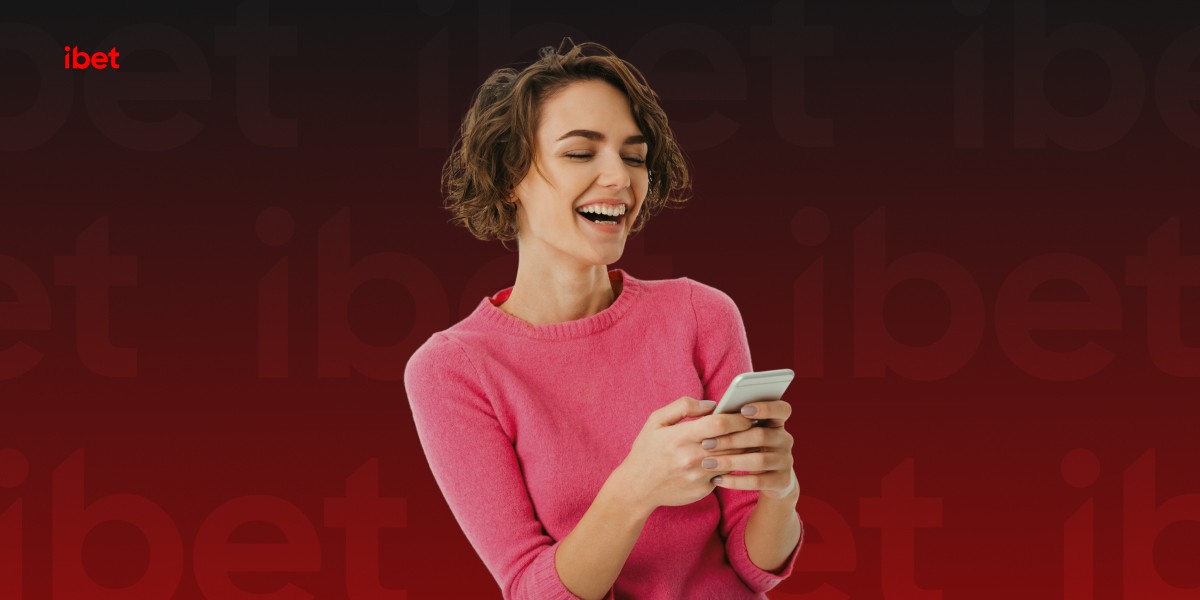 imagem mostra uma mulher sorrindo ao utilizar um smartphone
