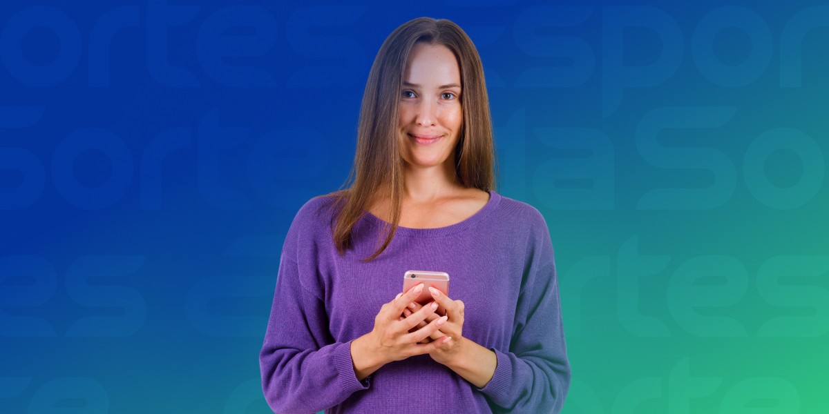 Imagem mostra uma mulher sorrindo ao segurar um smartphone