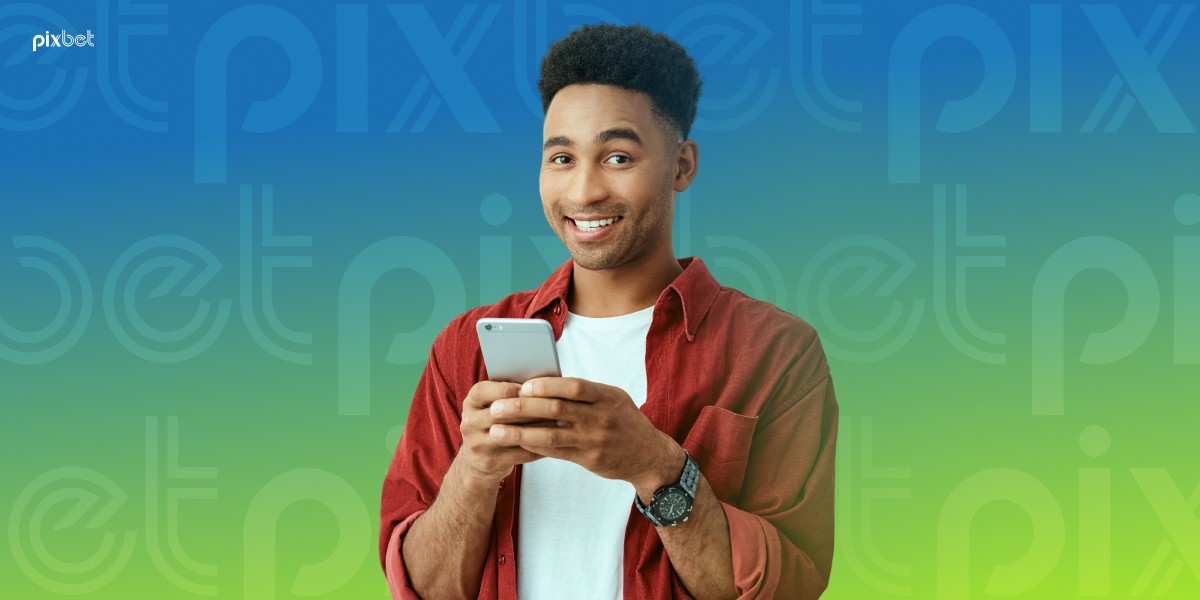 Imagem mostra um homem sorrindo ao segurar um smartphone