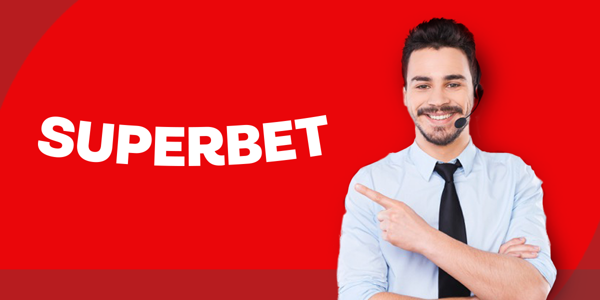 Imagem mostra atendente sorrindo e apontando para a logomarca da Superbet