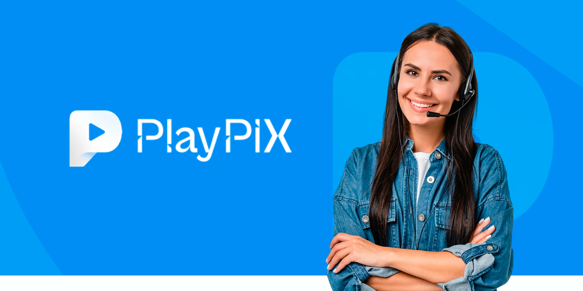 Imagem mostra atendente sorrindo ao segurar um notebook ao lado da logomarca da PlayPix