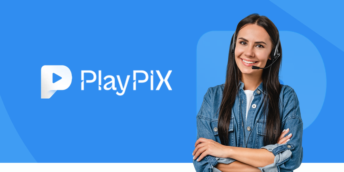 Imagem mostra atendente ao lado da logomarca da PlayPix