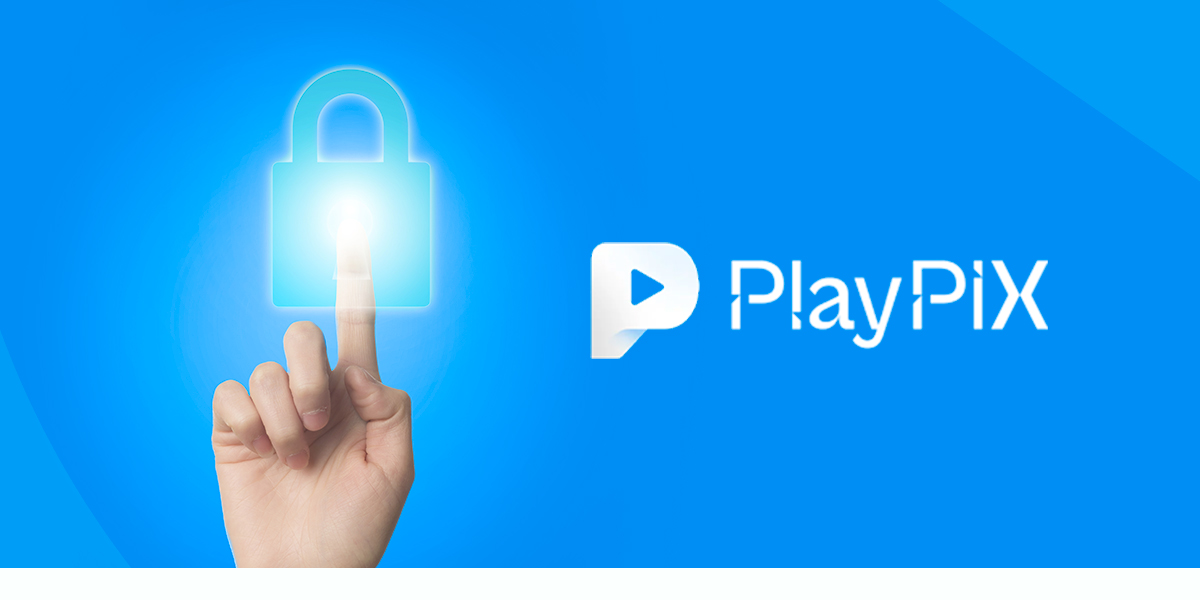 Imagem mostra uma mão tocando um cadeado ao lado da logomarca da PlayPix.