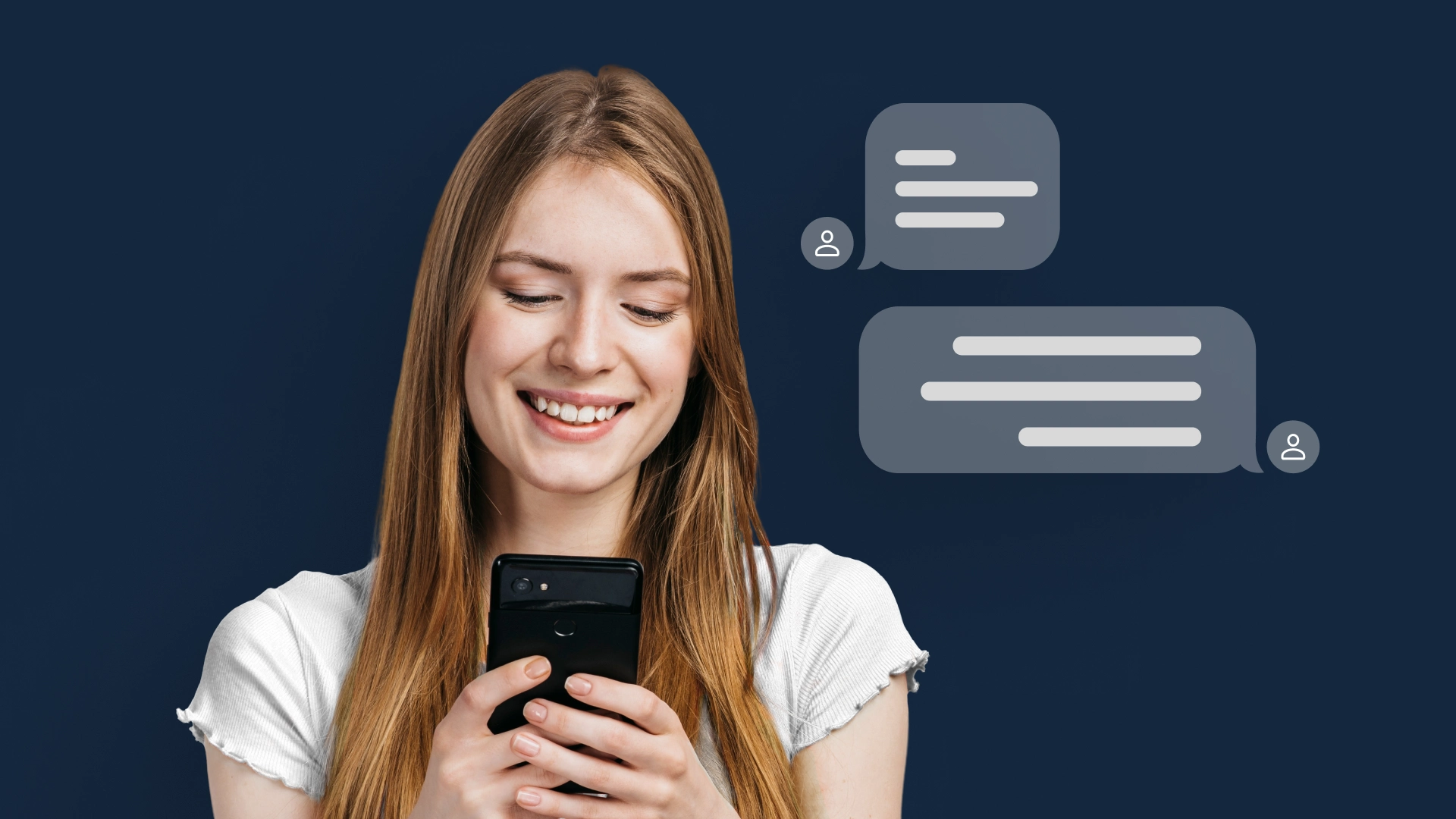Imagem mostra mulher sorrindo ao utilizar um celular