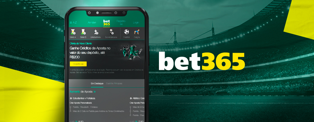imagem do app bet365 em um smartphone ao lado da logotipo e ao fundo um estádio em verde com bandeiras amarelas nos cantos da imagem