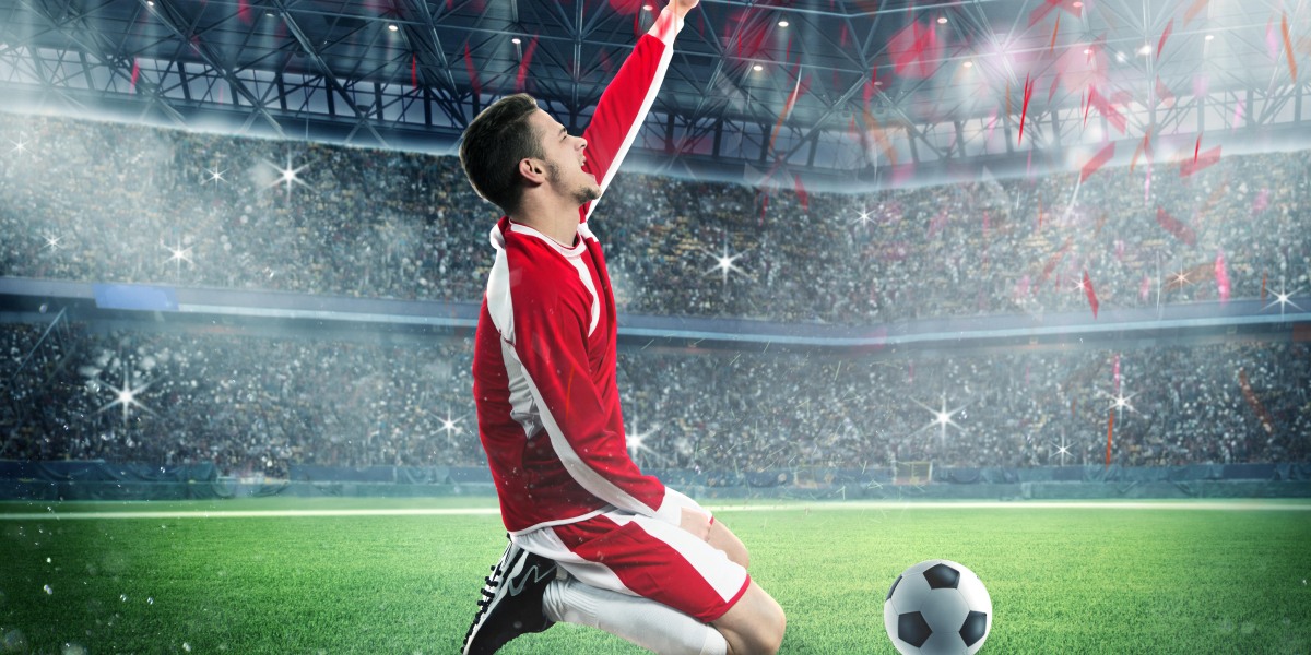 La imagen muestra a un jugador de fútbol arrodillado en el campo, junto al balón, mientras señala al cielo.