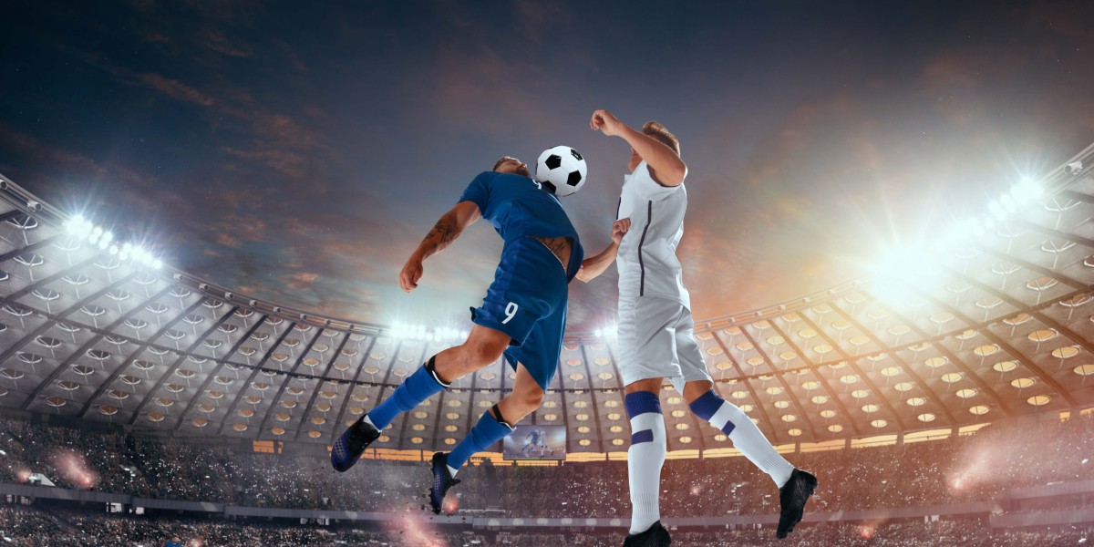 La imagen muestra a dos futbolistas saltando a por el balón.