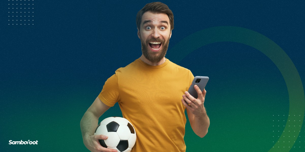 la imagen muestra a un feliz jugador con un balón en la mano y un smartphone