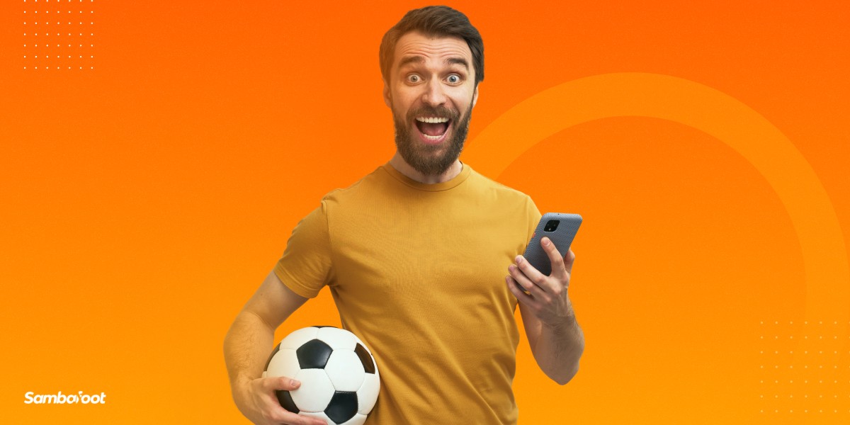 la imagen muestra a un feliz jugador con un balón en la mano y un smartphone