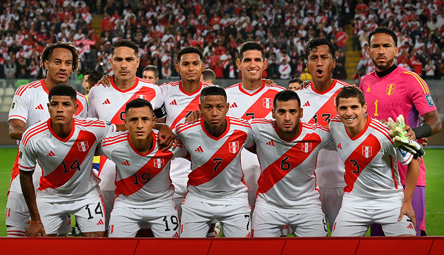 La imagen muestra al equipo de Perú sobre el terreno de juego.