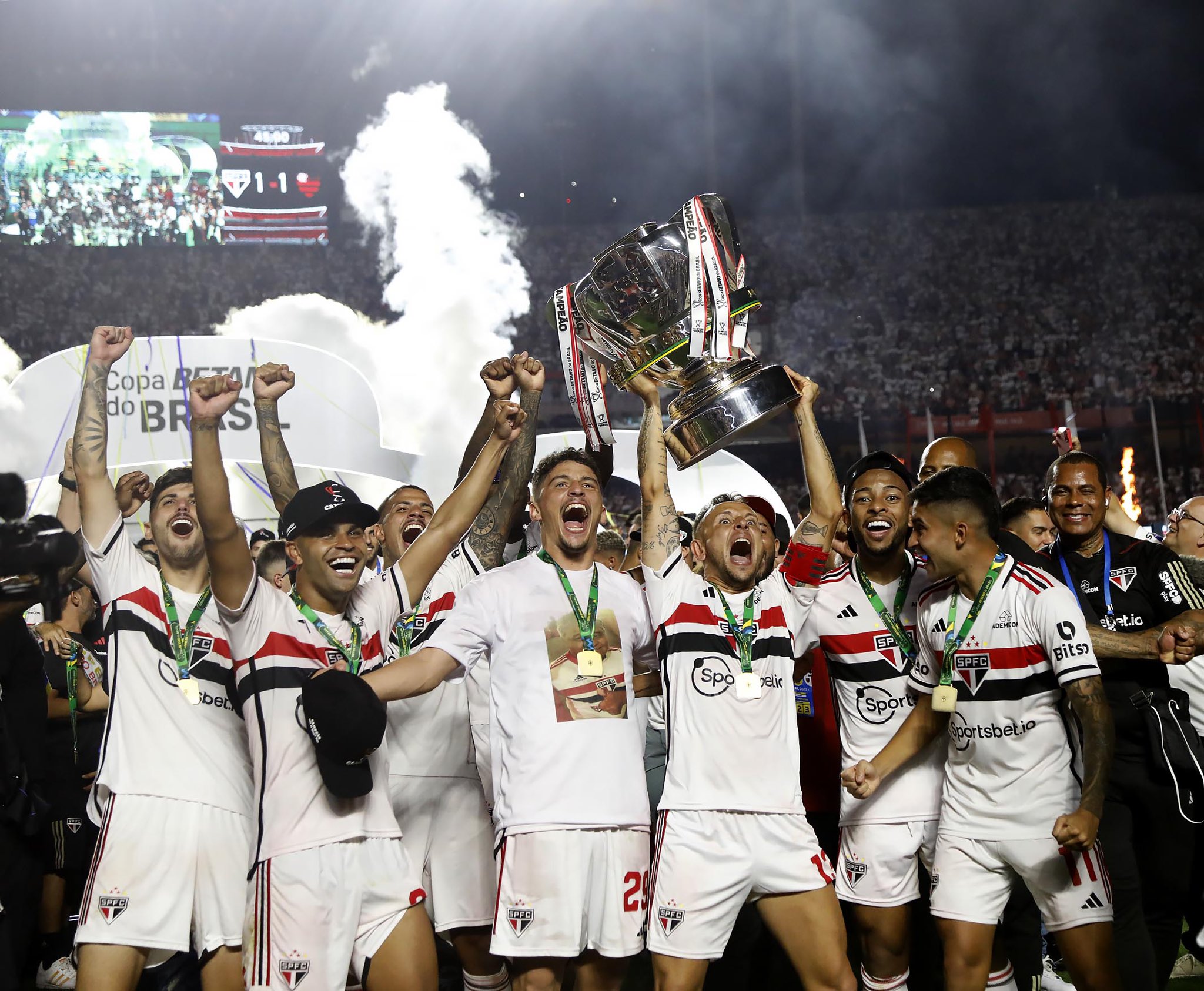 Copa do Brasil final Sao Paulo draws Flamengo and lifts trophy for the