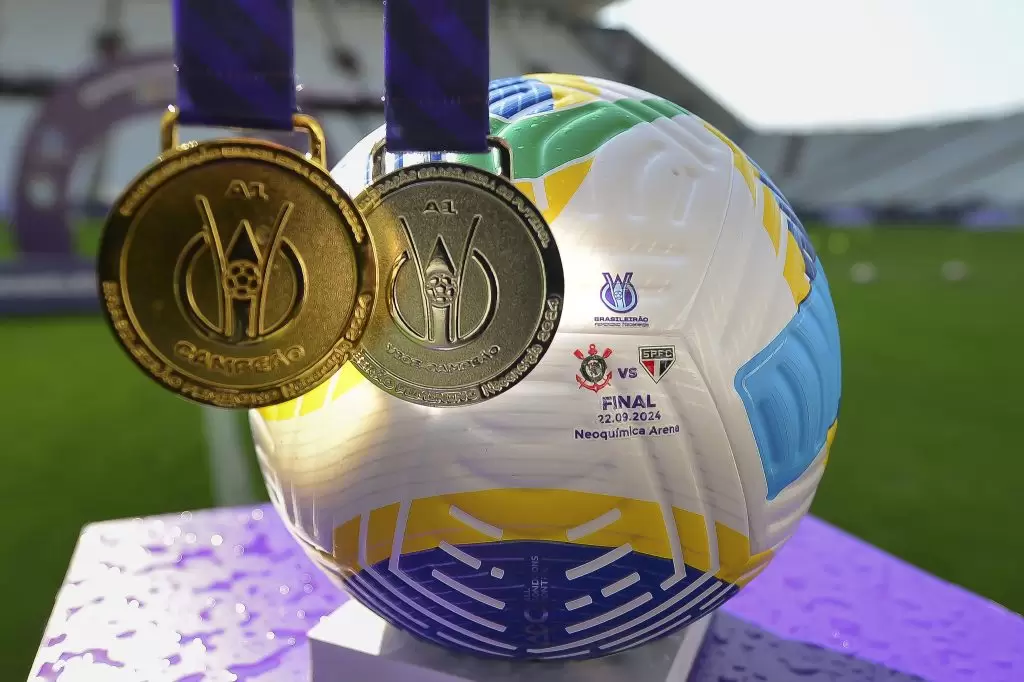 Medalhas e bola da final do Brasileirão Feminino 2024, entre Corinthians e São Paulo. Foto: Mauro Horita/CBF