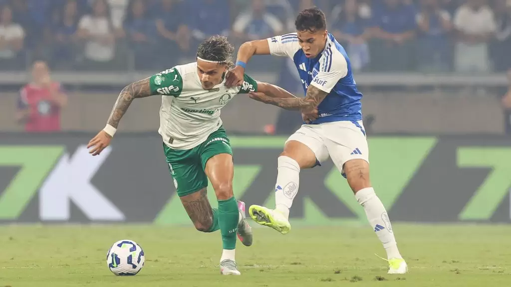 Richard Ríos e Kaio Jorge disputam a bola em Cruzeiro 2 x 1 Palmeiras, pela 11ª rodada do Brasileirão 2025. Foto: Cesar Greco/Palmeiras