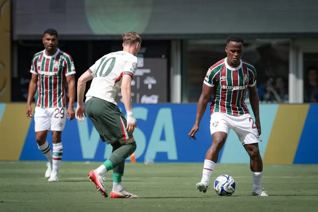 Cole Palmer (Chelsea) e Jhon Arias (Fluminense) disputam a bola durante jogo pela semifinal da Copa do Mundo de Clubes Fifa 2025. Foto: MARCELO GONÇALVES/FLUMINENSE F.C.