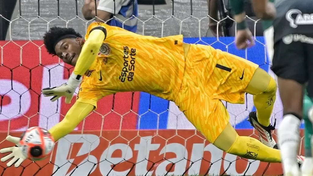 Hugo Souza faz defesa com as mãos sob a trave