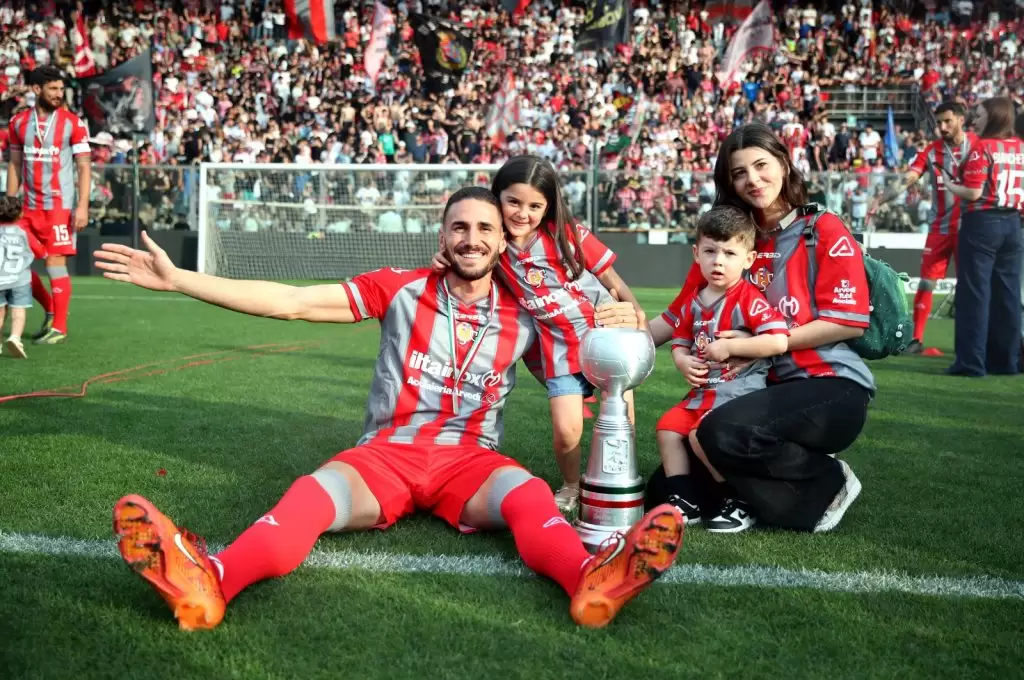 Paulo Azzi e sua família comemoram o acesso da Cremonese para a Série A italiana