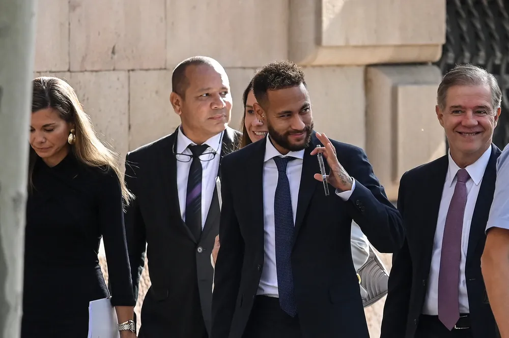 Neymar e seu pai foram a tribunal em Barcelona