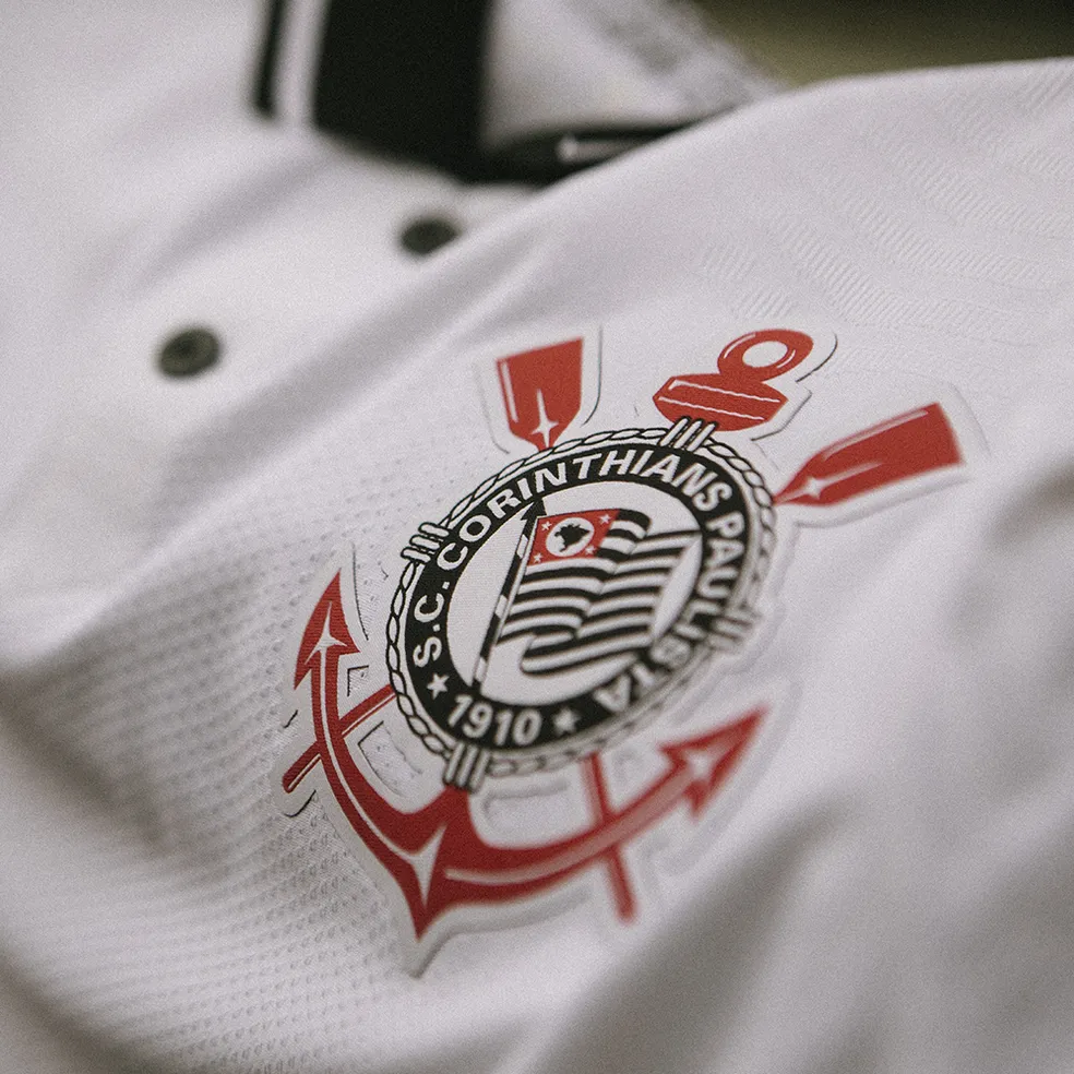 Escudo do Corinthians na nova camisa (Foto: Divulgação)