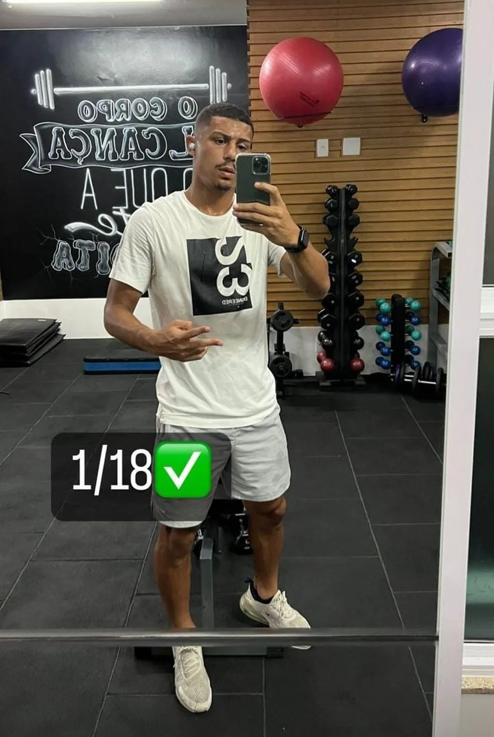 André posta foto na academia durante férias do Fluminense