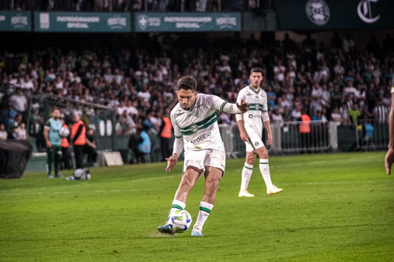 Coritiba em partida contra o Santos. Foto: Gabriel Thá/Coritiba