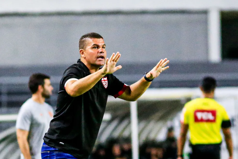 Técnico do CRB, Louzer valoriza vitória diante do Athletico-PR: “Nos agradou o desempenho”