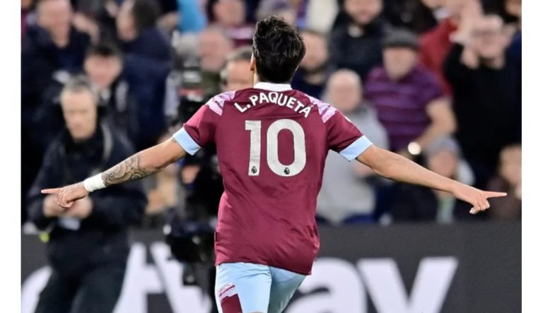 Lucas Paquetá em campo pelo West Ham.