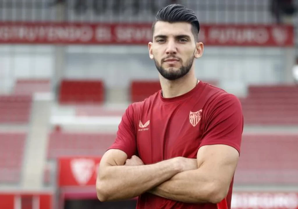Botafogo negocia a contratação do atacante espanhol Rafa Mir