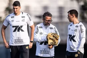 Matheus Bachi ficará no Santos mesmo após a demissão de Cléber Xavier