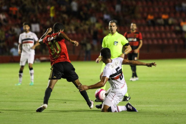 Sport e Santa Cruz se enfrentam neste sábado (11), no primeiro clássico de 2023. Foto: Anderson Freire/Sport Club do Recife