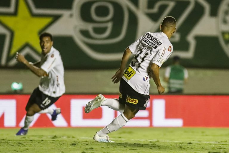 Janderson comemora gol pelo Corinthians.