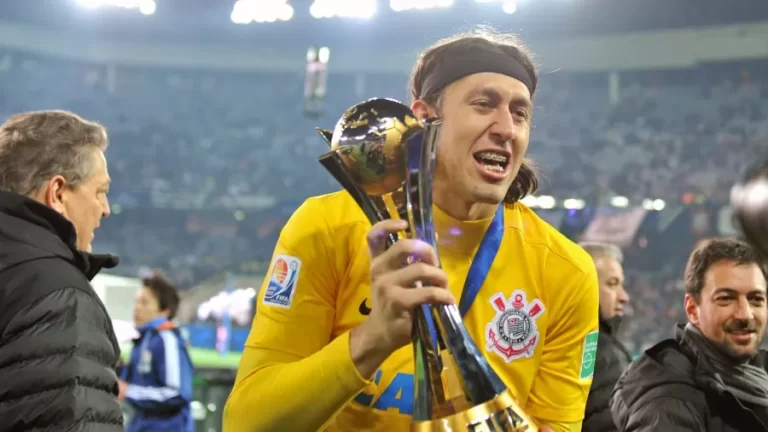 O goleiro Cássio levanta a taça do Mundial de Clubes da FIFA após o Corinthians vencer o Chelsea Imagem: KAZUHIRO NOGI/AFP