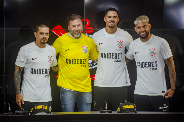 Augusto Melo posa ao lado de jogadores do Corinthians durante coletiva de imprensa