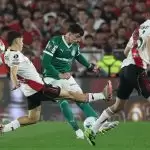 Joaquín Piquerez (Palmeiras), disputa a bola com jogadores do River Plate, nas quartas de final (ida) da Libertadores 2025. Foto: Cesar Greco/Palmeir