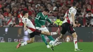 Joaquín Piquerez (Palmeiras), disputa a bola com jogadores do River Plate, nas quartas de final (ida) da Libertadores 2025. Foto: Cesar Greco/Palmeir