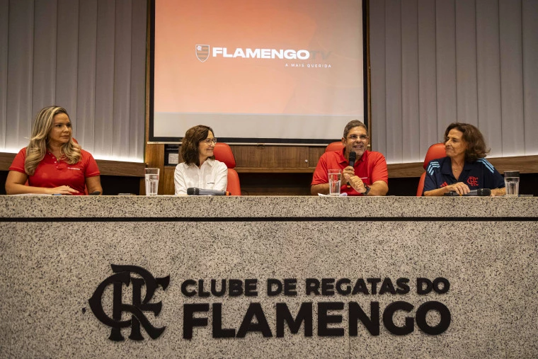 Diretores da Flamengo TV conversam na bancada