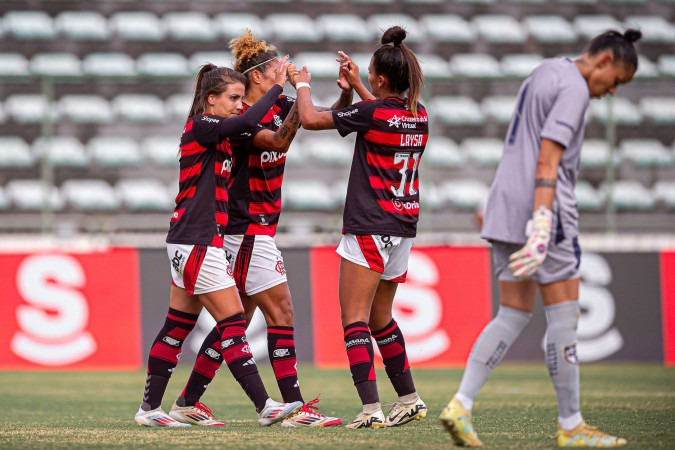 Jogadoras do Flamengo comemoram gol em campo