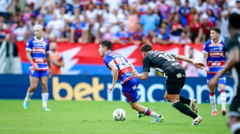 Jogadores de Ceará x Fortaleza em campo pelo primeiro jogo da final do Campeonato Cearense