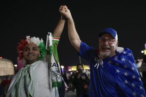 Apesar da rivalidade política, torcidas de Irã e Estados Unidos celebram juntas na Copa do Mundo