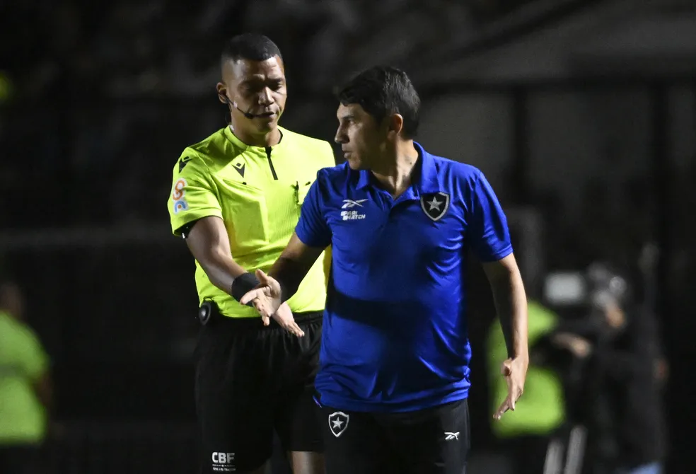 Lúcio Flávio fala com a arbitragem em Vasco x Botafogo — Foto: André Durão / ge