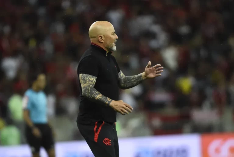 Sampaoli orienta o time em Flamengo x Goiás pelo Brasileirão — Foto: André Durão