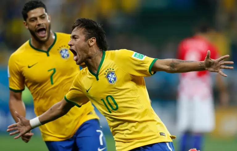 Hulk e Neymar comemoram gol contra a Croácia, na abertura da Copa do Mundo de 2014