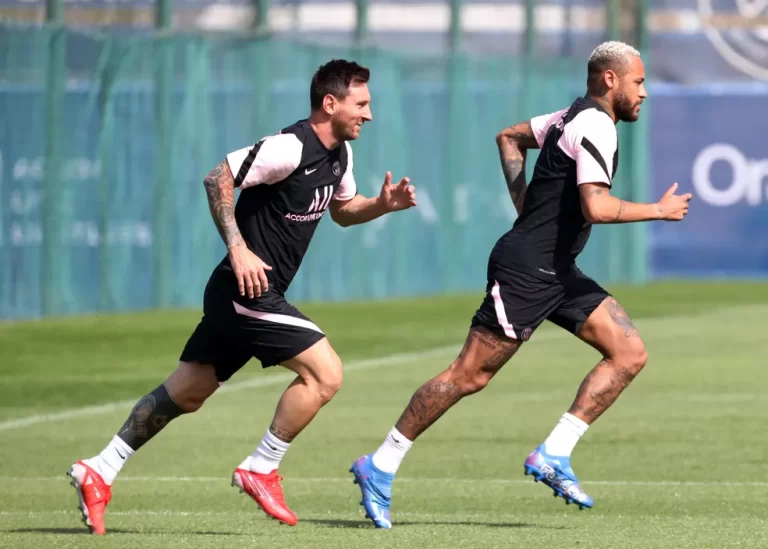 Messi e NEymar correm no treino do PSG em Paris