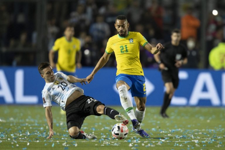 Matheus Cunha em campo pela seleção brasileira.